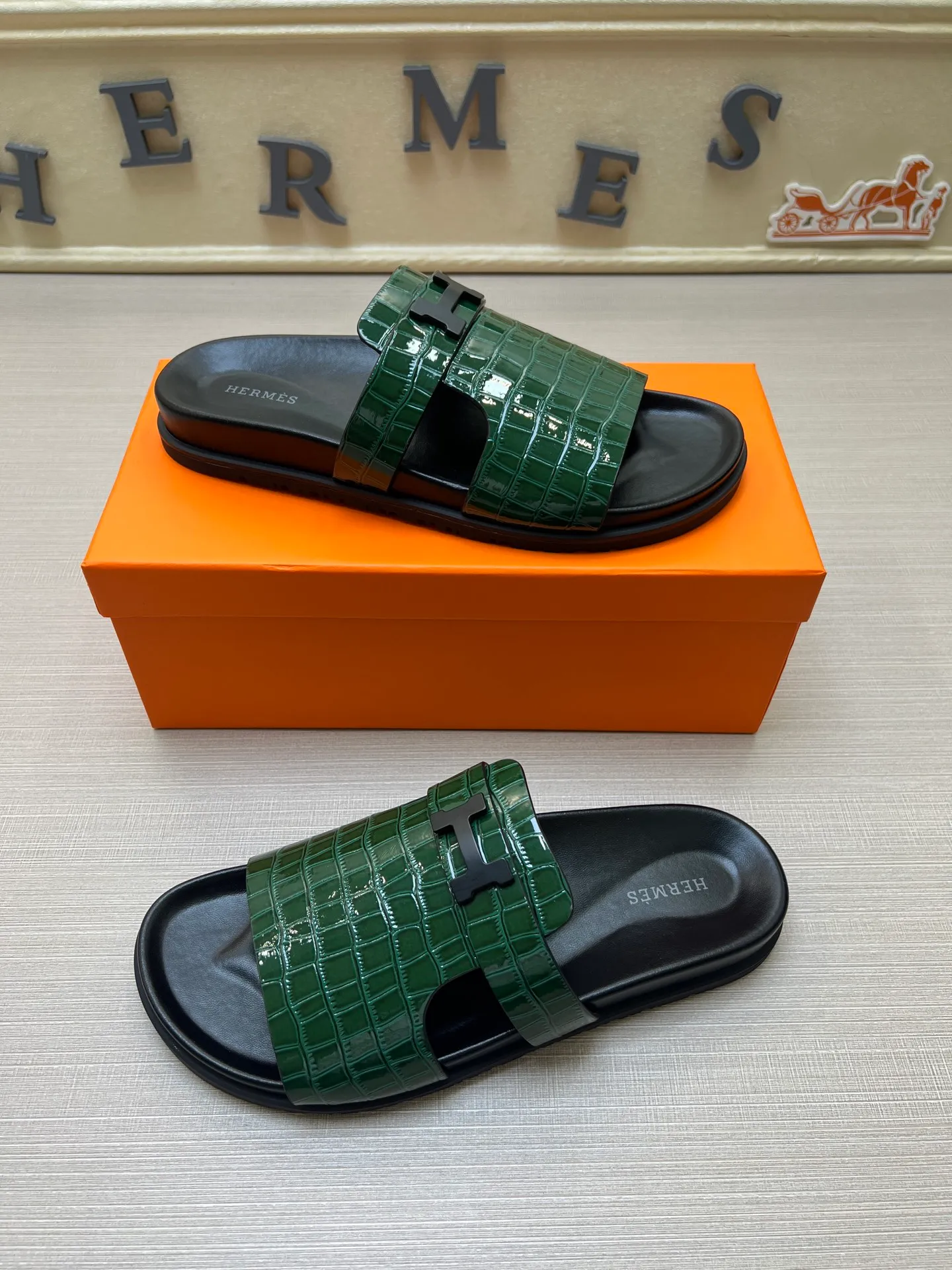 [H Family Hermès] P: 360💰 Size: 38-45 Hermes Men’s Kazimir Slippers - 2025 Summer New Hermès Same as the original version, with colored cowhide surface + rubber combined sole, handmade by master-level craftsmen! ❥High-end customization, exclusive products, the highest version in the industry.